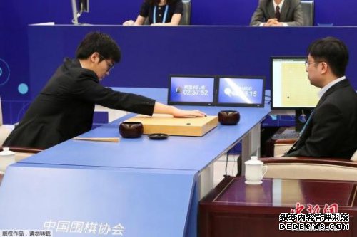 5��23�����磬���㽭������е��й�����Χ�����ϣ�����������һ�Ŀ½�Ŷ���Χ���˹�����AlphaGo��ʽչ���������ĵ�һ�ֱ���